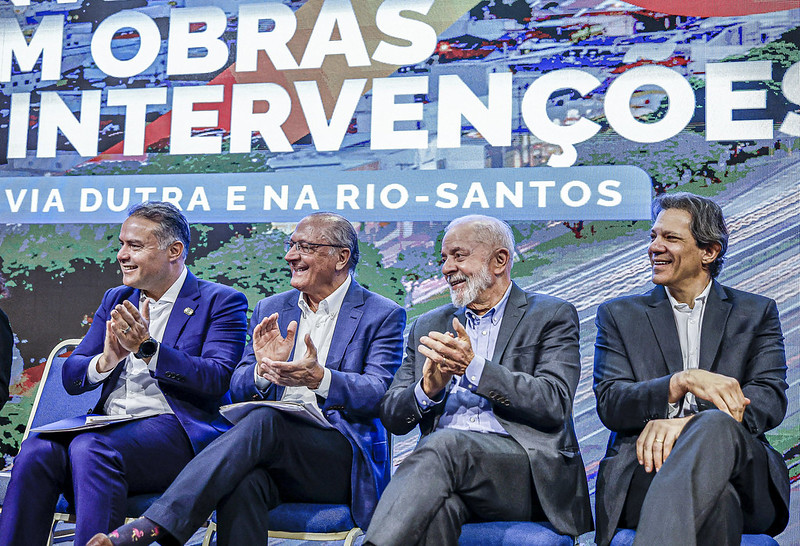 O presidente Luiz Inácio Lula da Silva (PT), o vice-presidente Geraldo Alckmin (PSB), e os ministros dos Transportes, Renan Calheiros Filho (MDB), e da Fazenda, Fernando Haddad (PT) em cerimônia de de anúncio de investimentos para execução de obras e intervenções na Via Dutra e Rio-Santos (Foto: Ricardo Stuckert / PR)