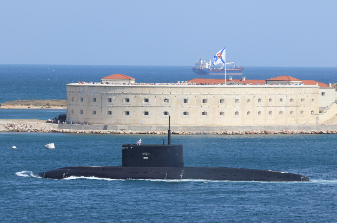 Submarino aprimorado da classe Kilo da Marinha Russa navega durante o desfile do Dia da Marinha no porto de Sebastopol, no Mar Negro, Crimeia (Foto: REUTERS/Alexey Pavlishak)

