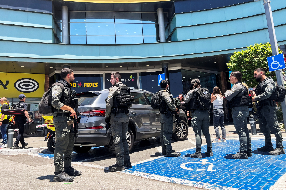 Local de ataque a faca em shopping de Karmiel, norte de Israel (REUTERS/Avi Ohayon)

