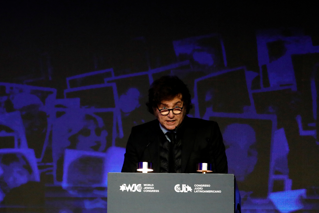 Javier Milei em evento sobre AMIA em Buenos Aires 17/7/2024 REUTERS/Martin Cassarini

