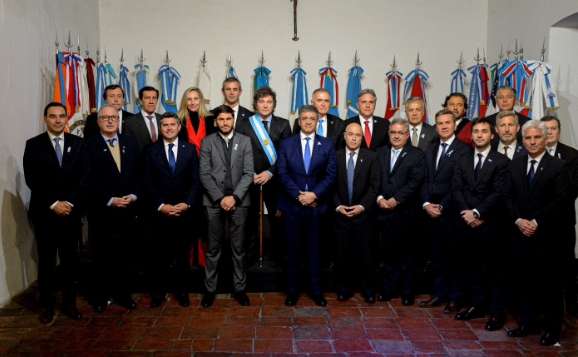 O presidente Milei (ao centro) e os governadores que assinaram o Pacto de Maio, em Tucuman - 09/07/2024 (Foto: Reprodução do Instagram/casarosadaargentina)