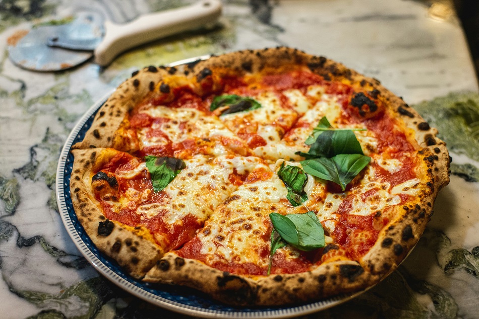No país da pizza meio a meio, o preço começa a pesar mais