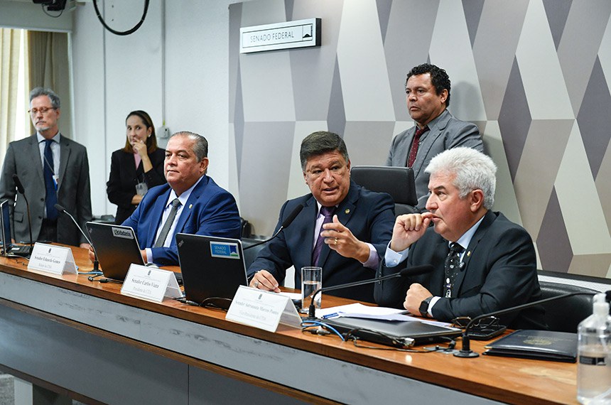 Na mesa (esq. para a dir.), Eduardo Gomes, Carlos Viana e Astronauta Marcos Pontes (Foto: Roque de Sá/Agência Senado)