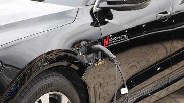 Foto fechada com carro elétrico preto