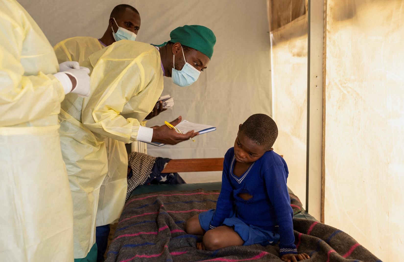 Médico verifica a evolução das lesões cutâneas causadas pela mpox em criança na República Democrática do Congo. 19/07/2024. (Foto: REUTERS/Arlette Bashizi)