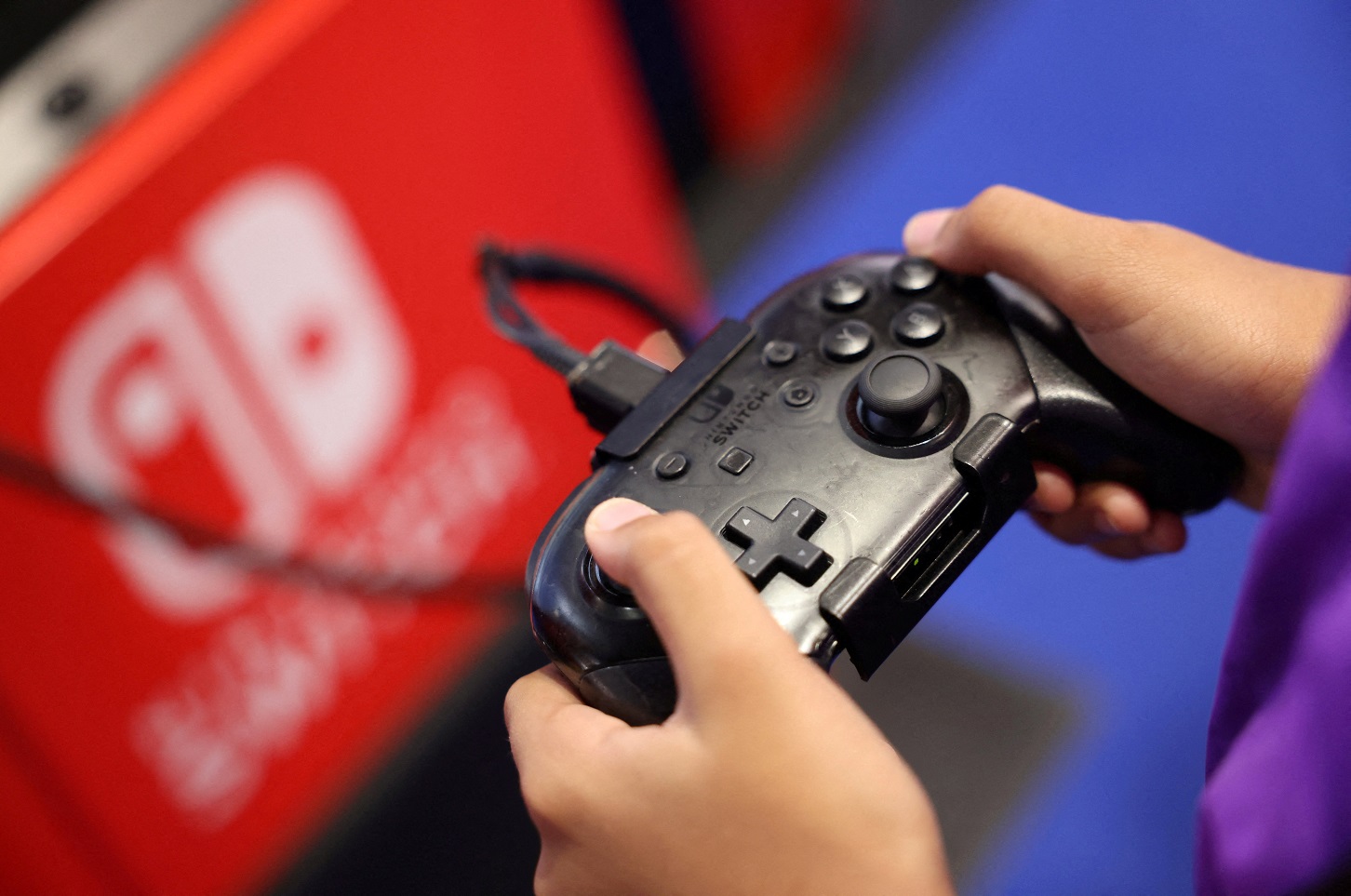 Público usa um console de videogame Nintendo Switch enquanto joga um videogame na Paris Games Week, uma feira de videogames em Paris, França, em 5 de novembro de 2023. REUTERS/Claudia Greco/Foto de arquivo.