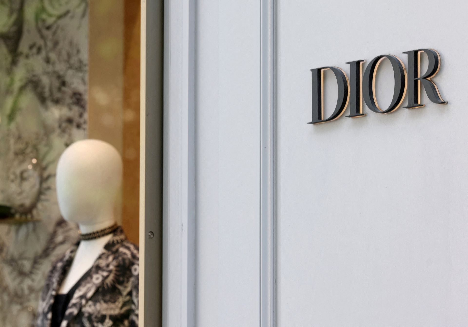 Dior vence Chanel e veste Taylor Swift em casamento de luxo