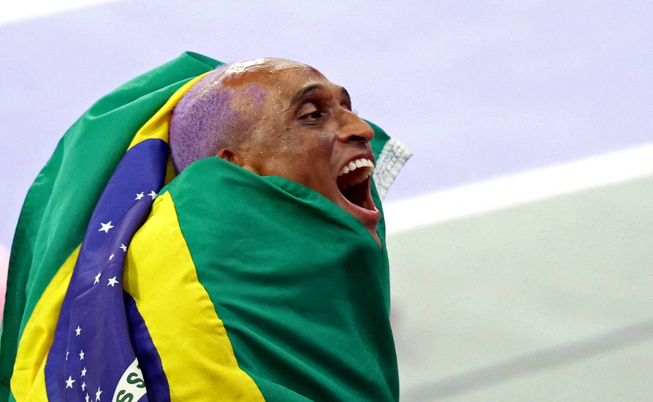 Alison dos Santos, do Brasil, comemora após ganhar a medalha de bronze (REUTERS/Phil Noble)