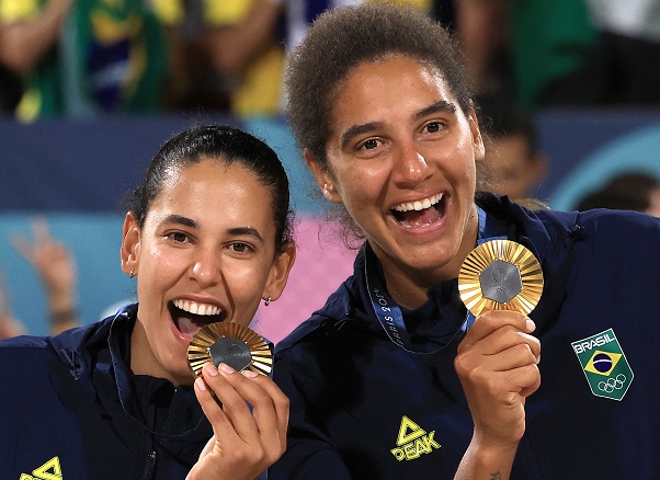 As medalhistas de ouro Ana Patrícia e Duda, do Brasil, posam com as medalhas. REUTERS/Esa Alexander