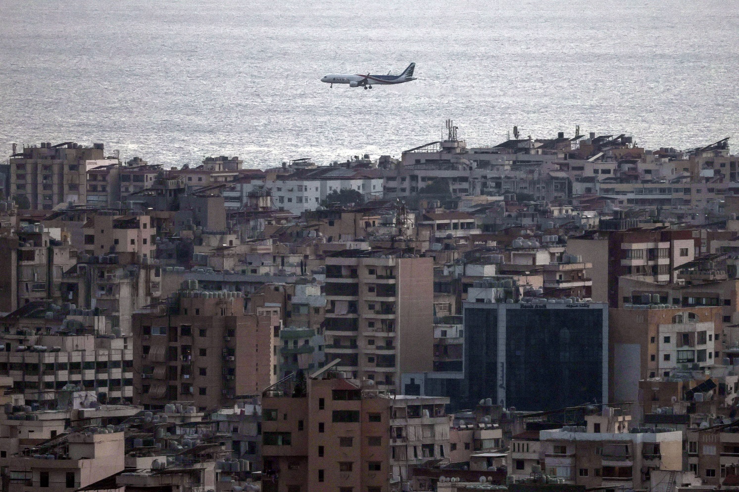 Avião da Middle East Airlines se prepara para pousar no Aeroporto Internacional de Beirute-Rafic Al Hariri, Líbano, em 10 de agosto de 2024. REUTERS/Alkis Konstantinidis