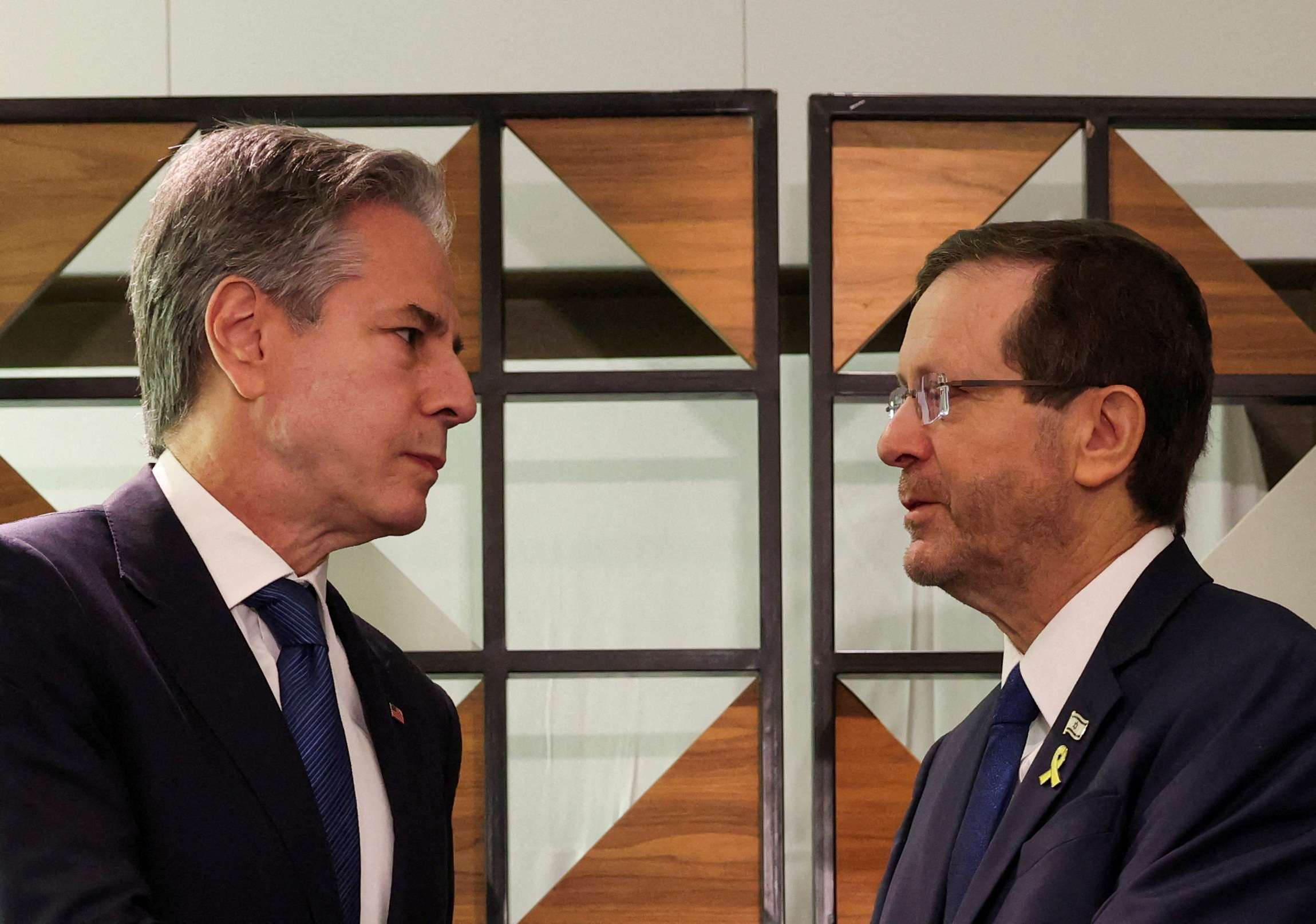 Antony Blinken e o presidente de Israel Isaac Herzog - 19/8/2024 (Foto: Kevin Mohatt/Reuters)