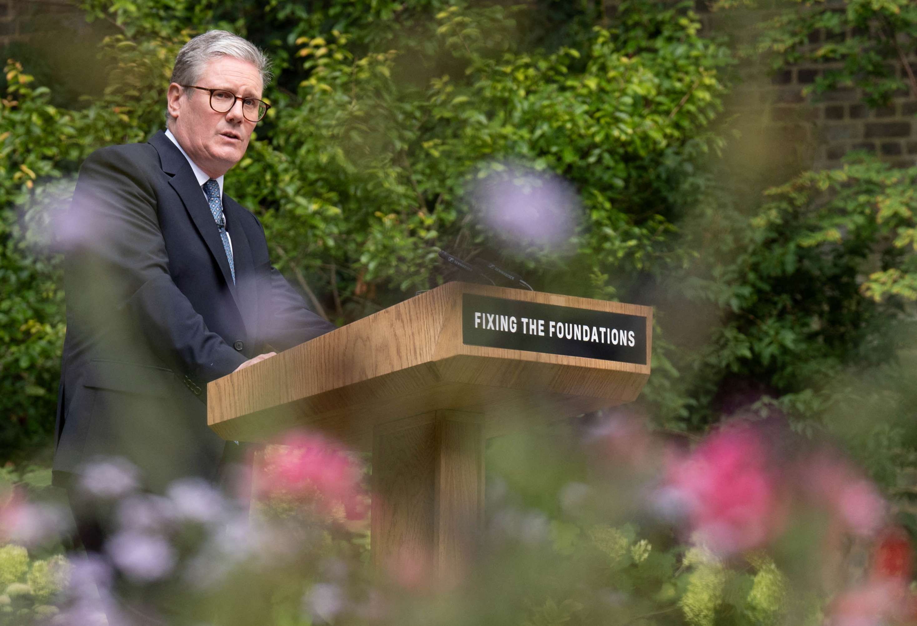 O primeiro-ministro do Reino Unido, Keir Starmer, discursa no Jardim de Rosas da residência oficial de Downing Street, em Londres  - 27/08/2024 (Foto: Stefan Rousseau/Pool via Reuters)
