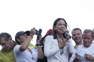 María Corina Machado fala durante um comício pós-eleitoral em Caracas na terça-feira. Fotógrafa: Andrea Hernandez Briceno/Bloomberg