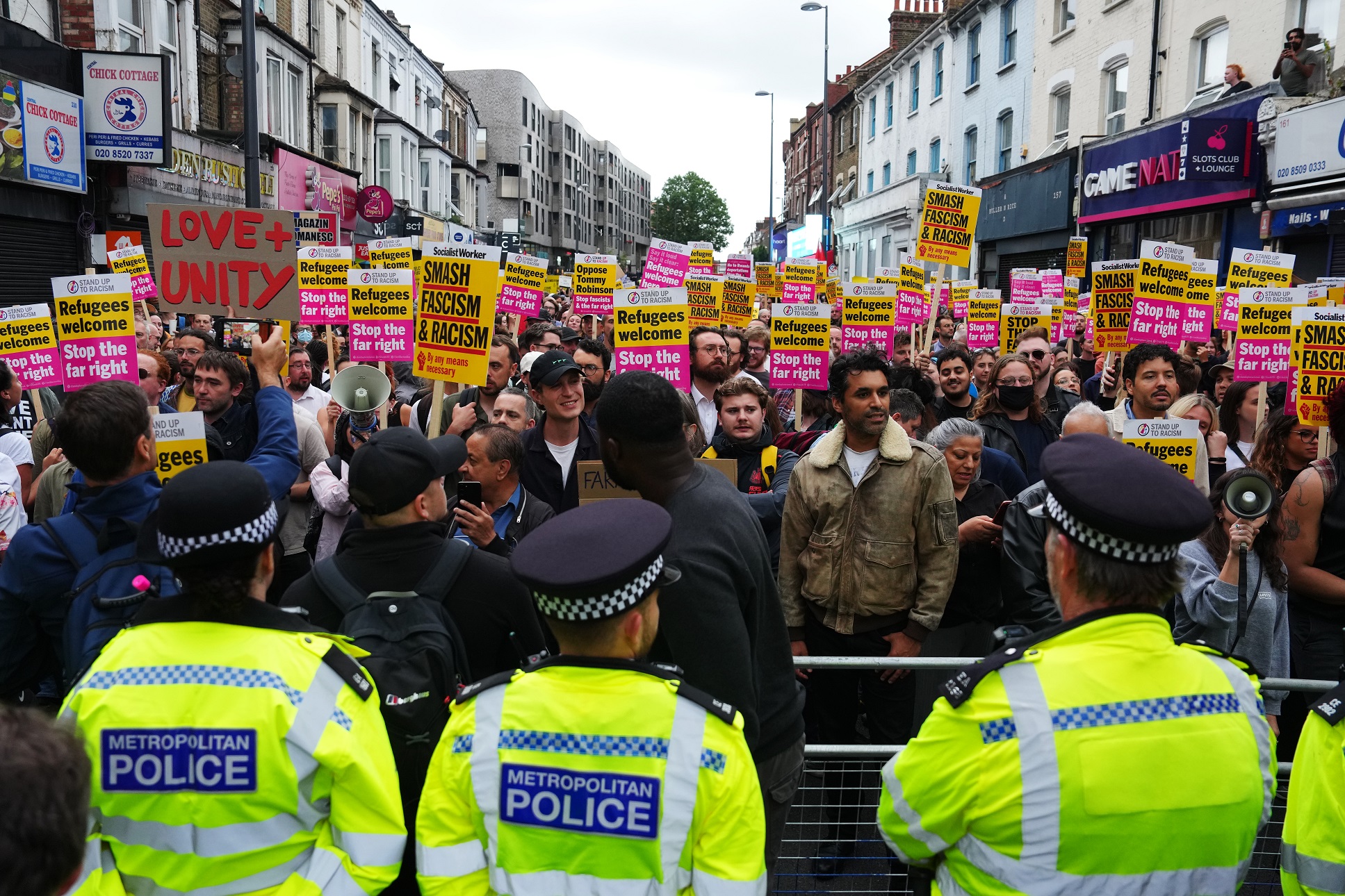 Contra-manifestantes anti-racismo se reúnem antes de um potencial protesto anti-imigração em Walthamstow, Reino Unido, no dia 7 de agosto. Fotógrafo: Carl Court/Getty Images