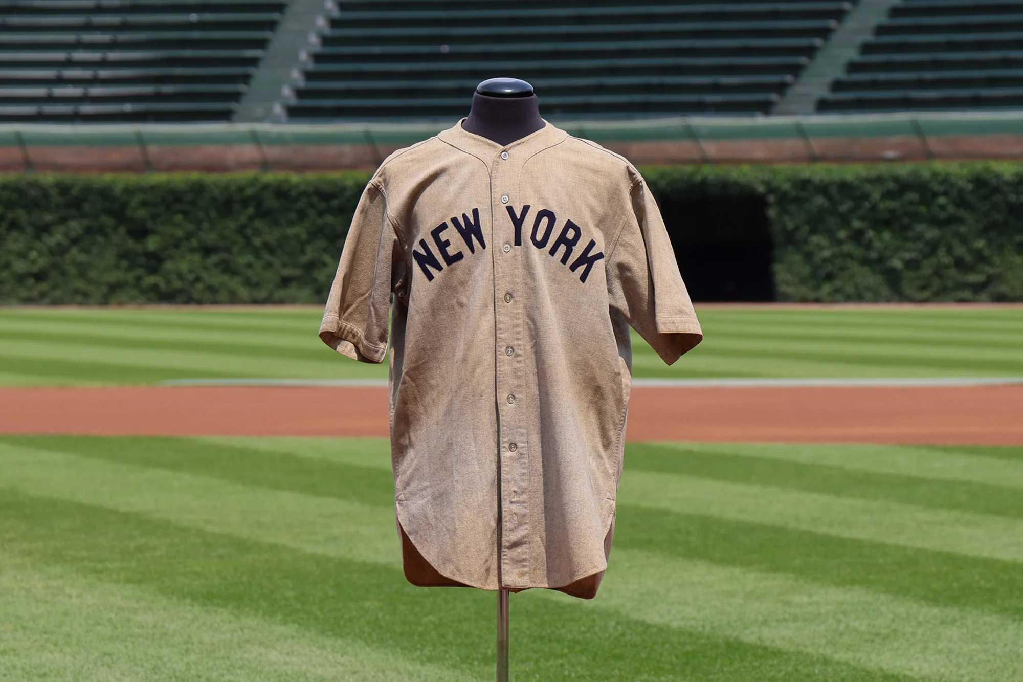 Camisa da lenda do beisebol Babe Ruth é leiloada por recorde de R