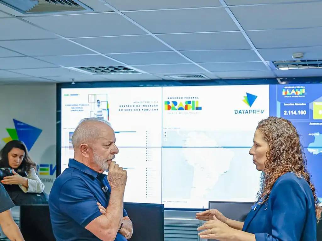 Presidente da República, Luiz Inácio Lula da Silva e a ministra da Gestão e Inovação em Serviços Públicos, Esther Dweck, durante visita a sala de situação que monitora aplicação do CNU em todo o país. Foto: Ricardo Stuckert/PR