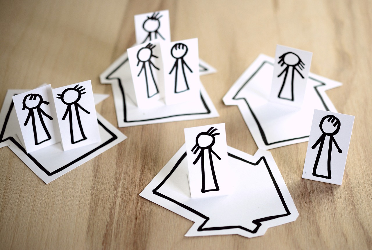 desenhos infantis mostram pessoas desenhadas em pedaços de papel