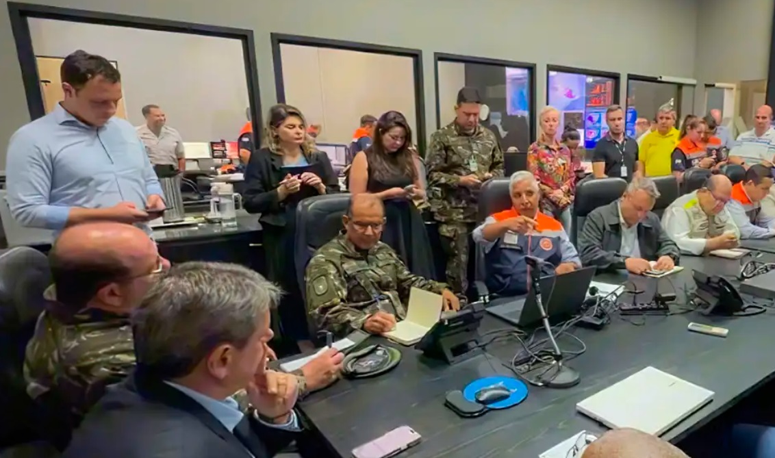 Governador de São Paulo, Tarcísio de Freitas (Republicanos), em reunião no gabinete de crise para tratar das queimadas no estado (Foto: Divulgação/Defesa Civil SP)