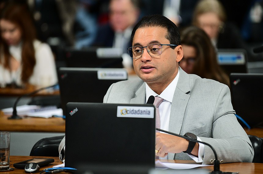 Senador Weverton Rocha (PDT-MA) apresentou relatório favorável ao PLP 192/2023; caso aprovado na CCJ, texto segue para o Plenário (Foto: Pedro França/Agência Senado)