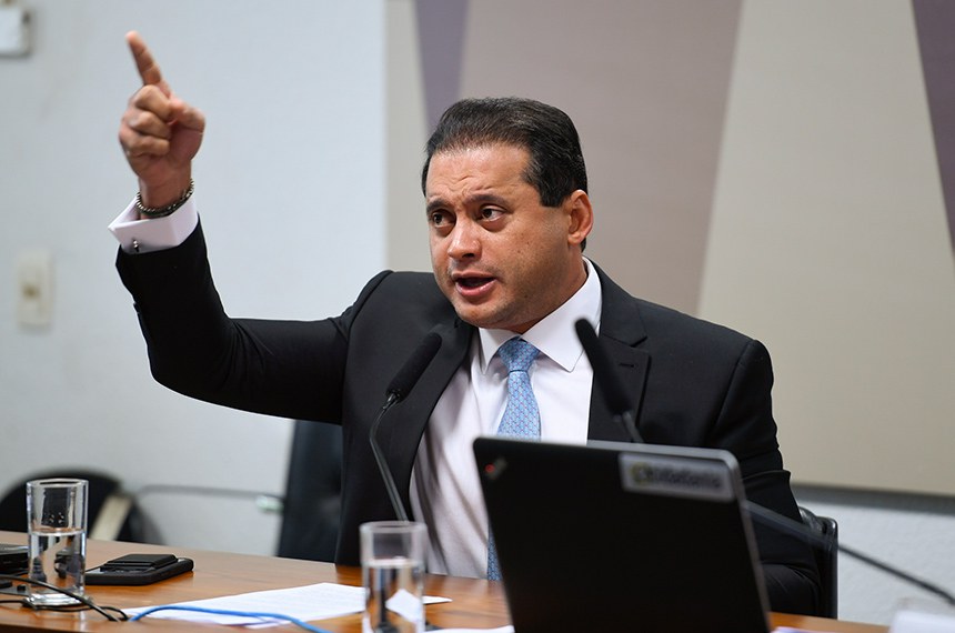 PF diz que advogado enviou R$ 11 mi a mulher de senador e comprou casa para ele
