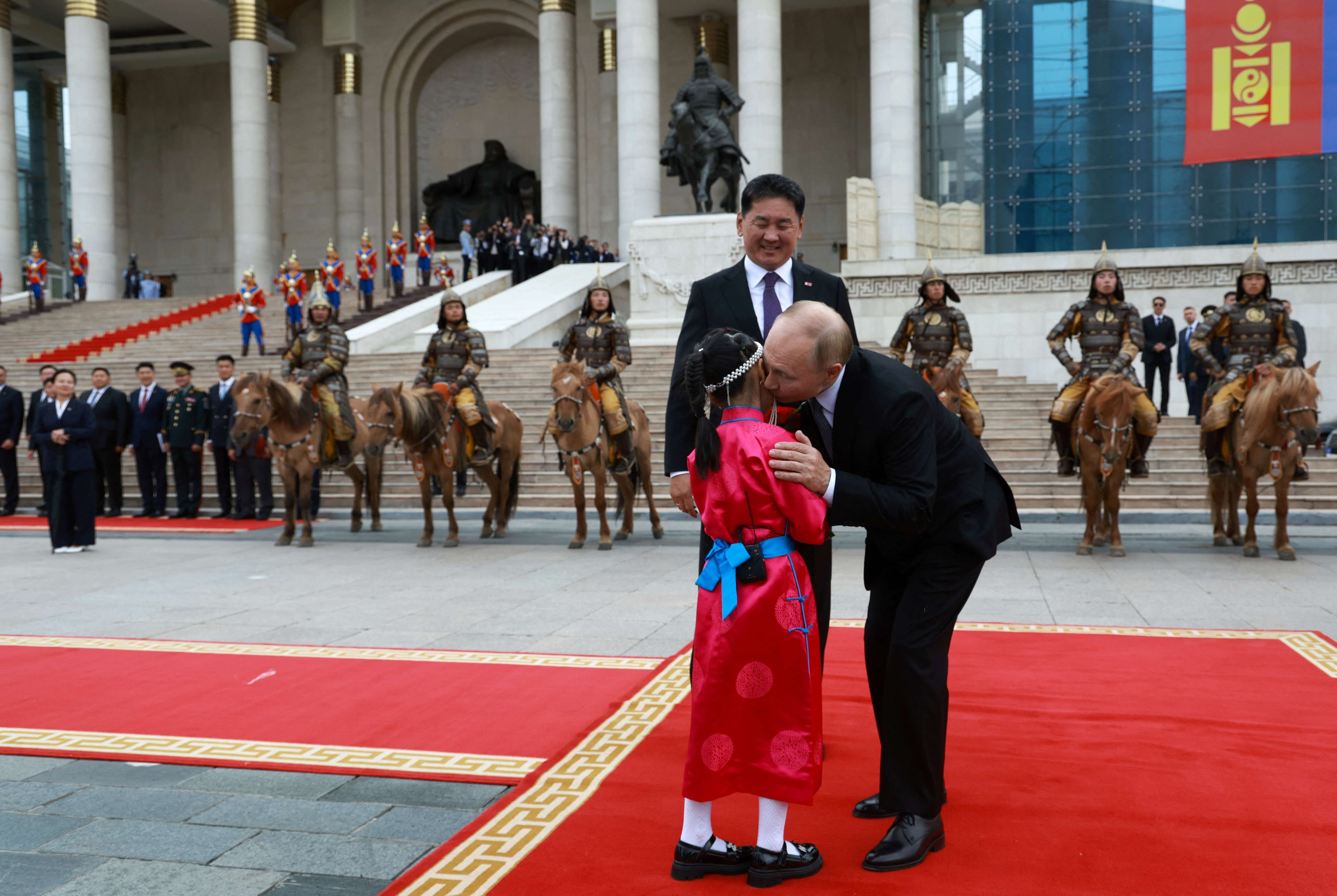 O presidente da Rússia, Vladimir Putin, beija criança, ao lado do presidente da Mongólia, Ukhnaagiin Khurelsukh, durante visita oficial à capital da Mongólia, Ulaanbaatar - 03/09/2024 (Foto: Sputnik/Vyacheslav Prokofyev/Pool via Reuters)
