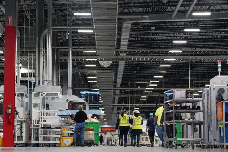 Funcionários trabalham em painéis solares na fábrica de produção solar QCells em Dalton, Georgia, Estados Unidos  (Foto: Megan Varner/Reuters)