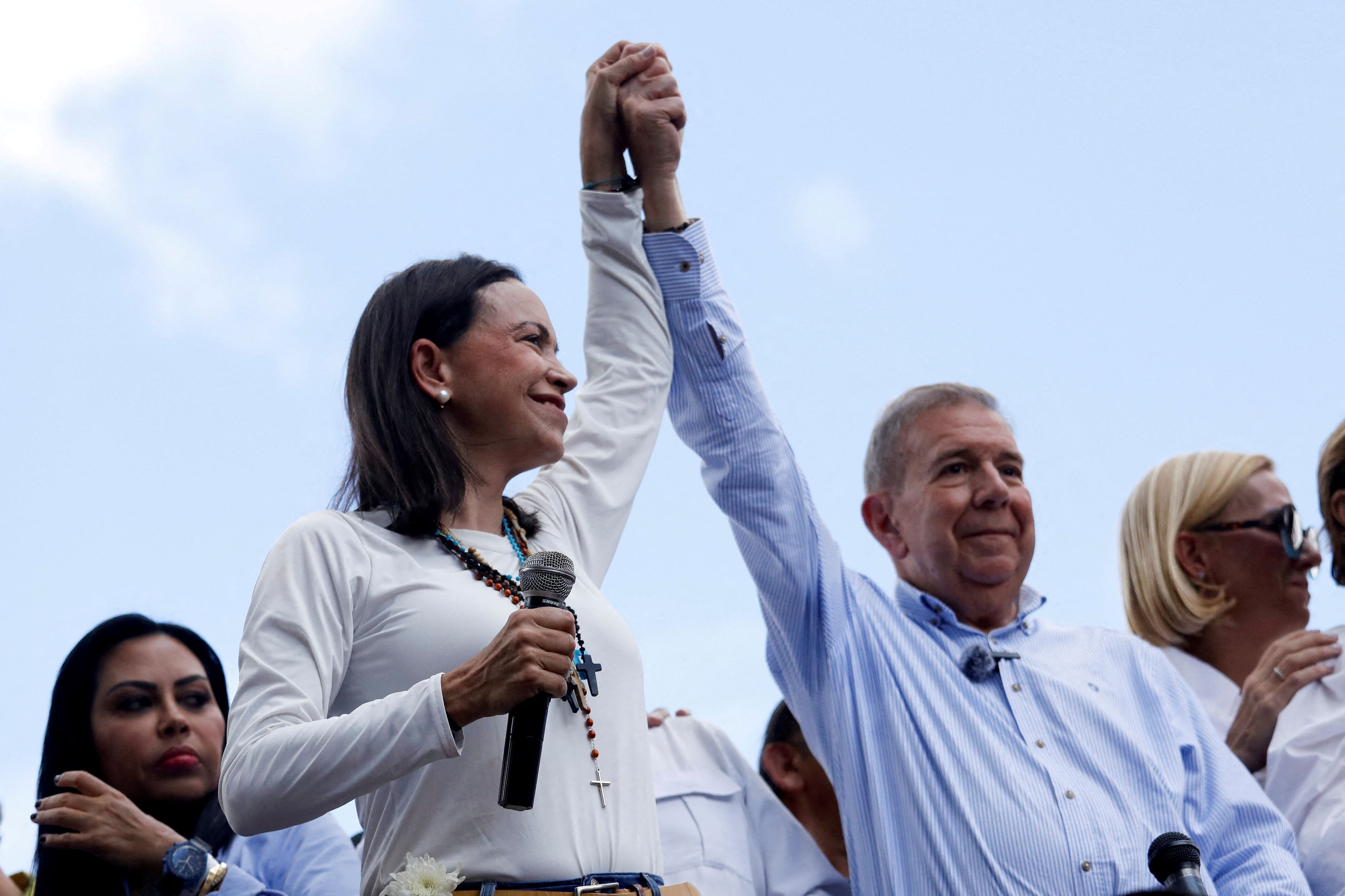 A líder da oposição María Corina Machado e o candidato da oposição Edmundo González gesticulam ao se dirigirem a apoiadores, em Caracas, Venezuela 30/07/2024 REUTERS/Leonardo Fernandez Viloria
