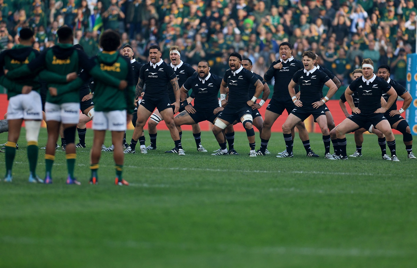 Jogadores da Nova Zelândia realizam o Haka, danças típica do povo Maori, antes de partida de rúgbi REUTERS/Esa Alexander