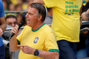 Espingarda customizada de Bolsonaro é apreendida no RS