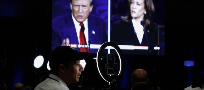 Jornalistas assistem ao debate presidencial entre Donald Trump e Kamala Harris, na Filadélfia, Pensilvânia, EUA, em 10 de setembro de 2024. REUTERS/Evelyn Hockstein