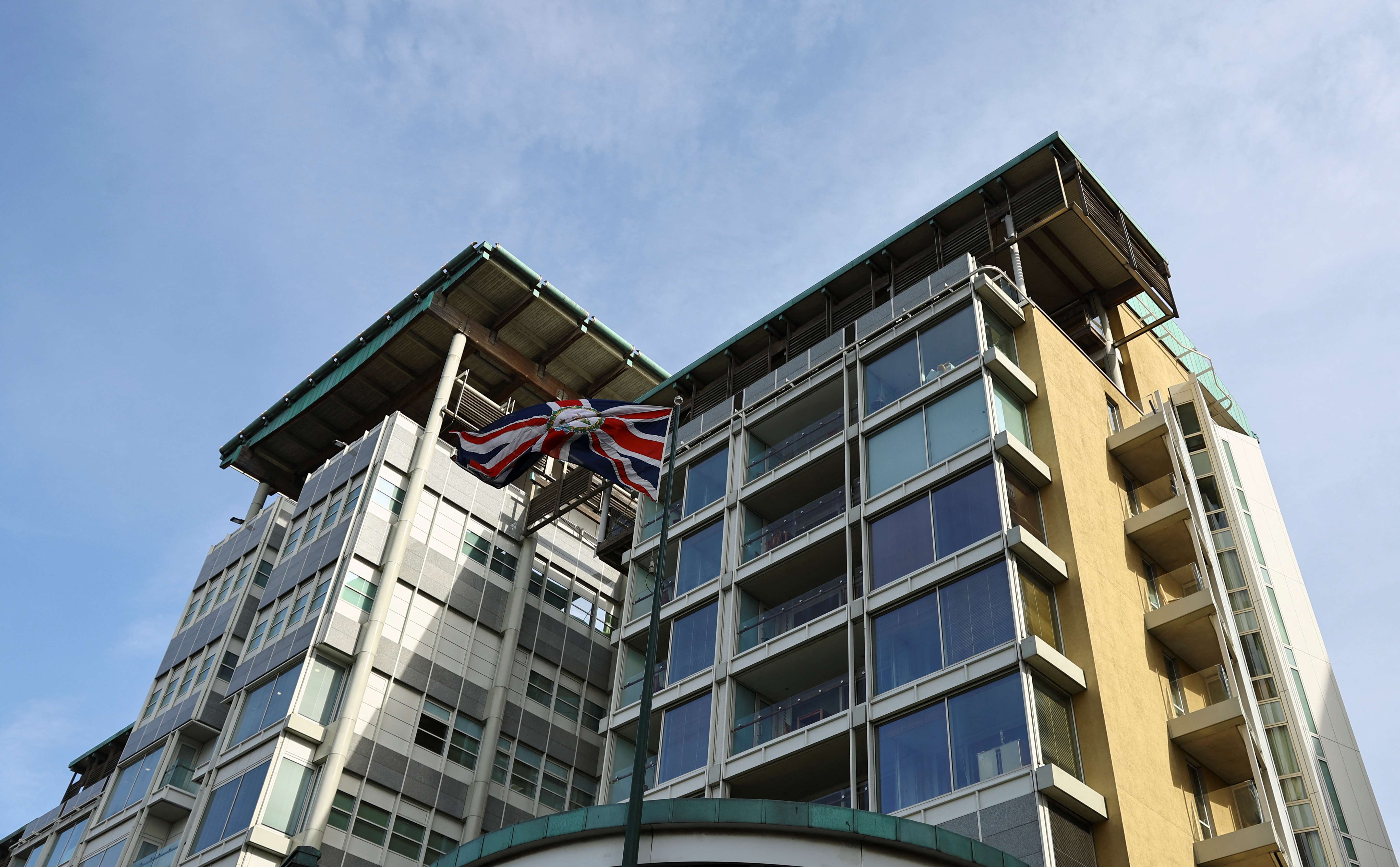 Bandeira tremula na embaixada britânica em Moscou, na Rússia 13/09/2024 (Foto: Evgenia Novozhenina/Reuters)