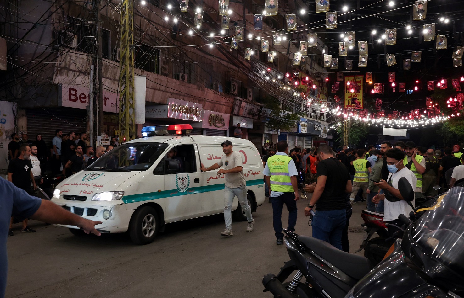 Uma ambulância se desloca perto do local de um ataque israelense nos subúrbios do sul de Beirute, Líbano, em 23 de setembro de 2024. REUTERS/Mohamed Azakir