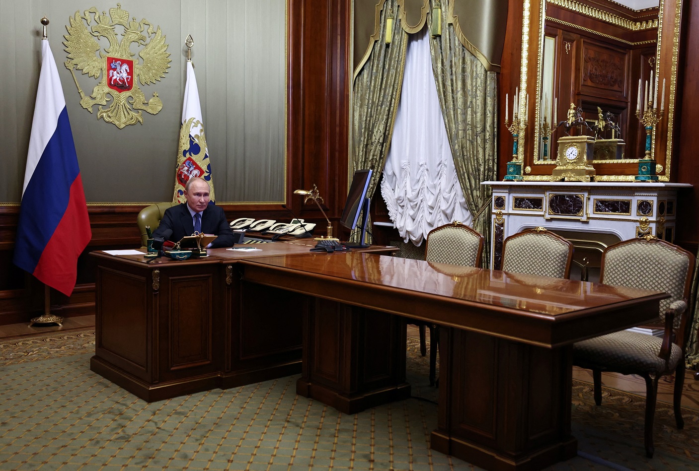 O presidente russo Vladimir Putin preside reunião do Conselho de Segurança através de um link de vídeo no Palácio Constantino em Strelna, em São Petersburgo, Rússia
20/09/2024
Sputnik/Alexander Kazakov/Pool via REUTERS