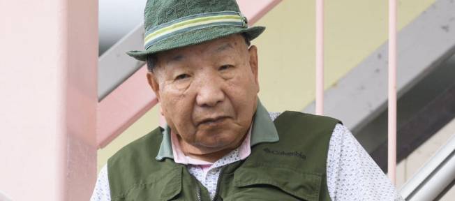 Iwao Hakamada, 88 anos, sai de casa para sua caminhada diária em Hamamatsu, no Japão central, em 26 de setembro de 2024, nesta foto tirada pela Kyodo. Crédito obrigatório: Kyodo/via REUTERS