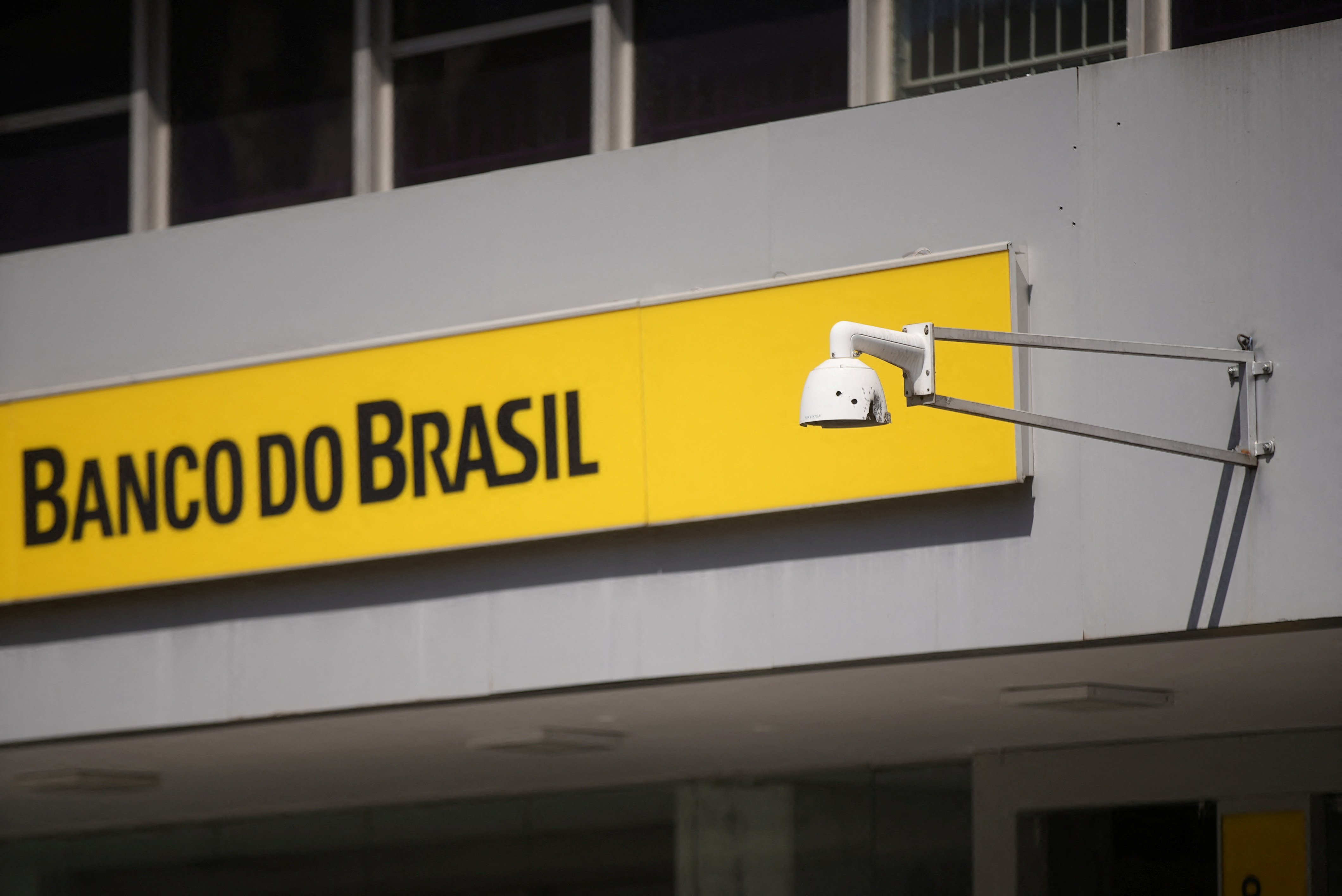 BBAS3: ação do BB cai mais de 5% com mercado reforçando cautela após alta da véspera