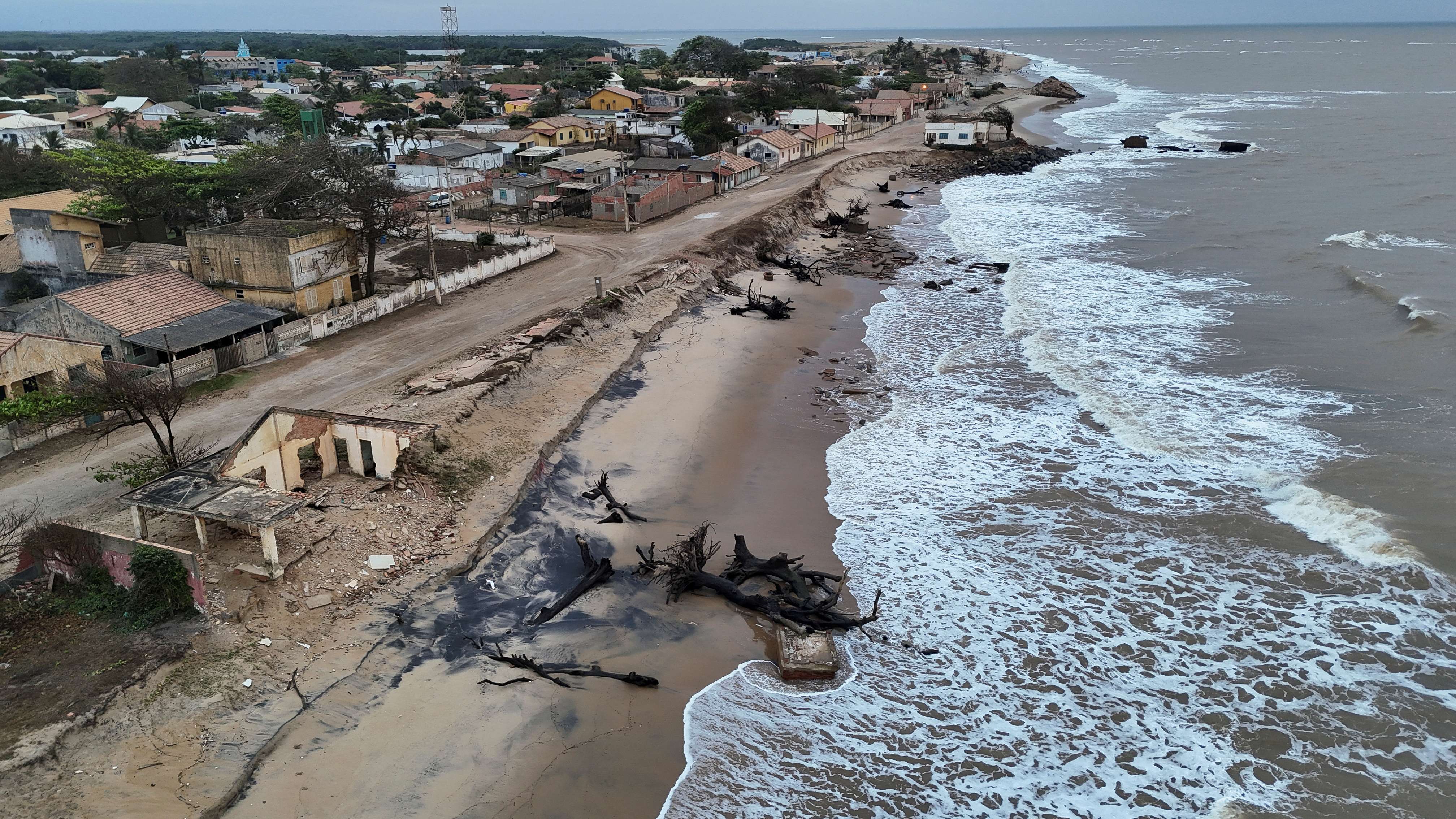 Imagem de drone mostra casa destruída em praia de Atafona, no Rio de Janeiro - 17/09/2024 (Foto: Ricardo Moraes/Reuters)