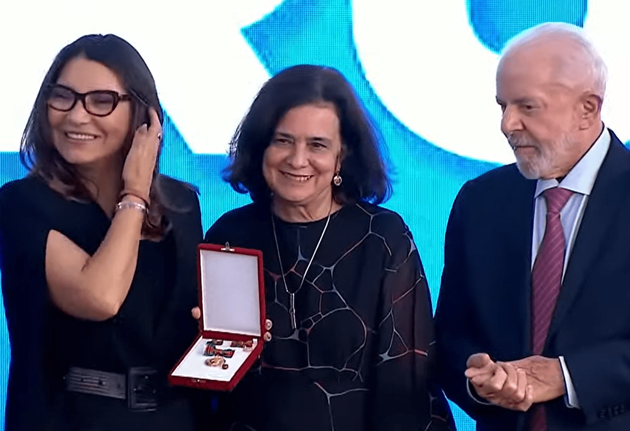 A primeira-dama Janja da Silva, a ministra da saúde Nísia Trindade e o presidente Luiz Inácio Lula da Silva (Reprodução/YouTube/@Lula)