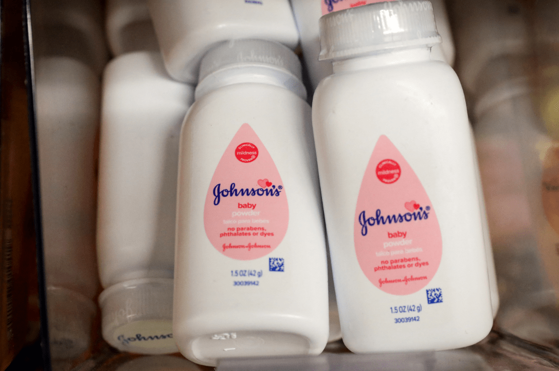 Frascos de talco para bebês da Johnson's