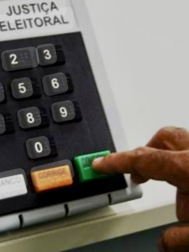 Eleitor confirmando voto na urna eletrônica (imagem: TRE-BA)
