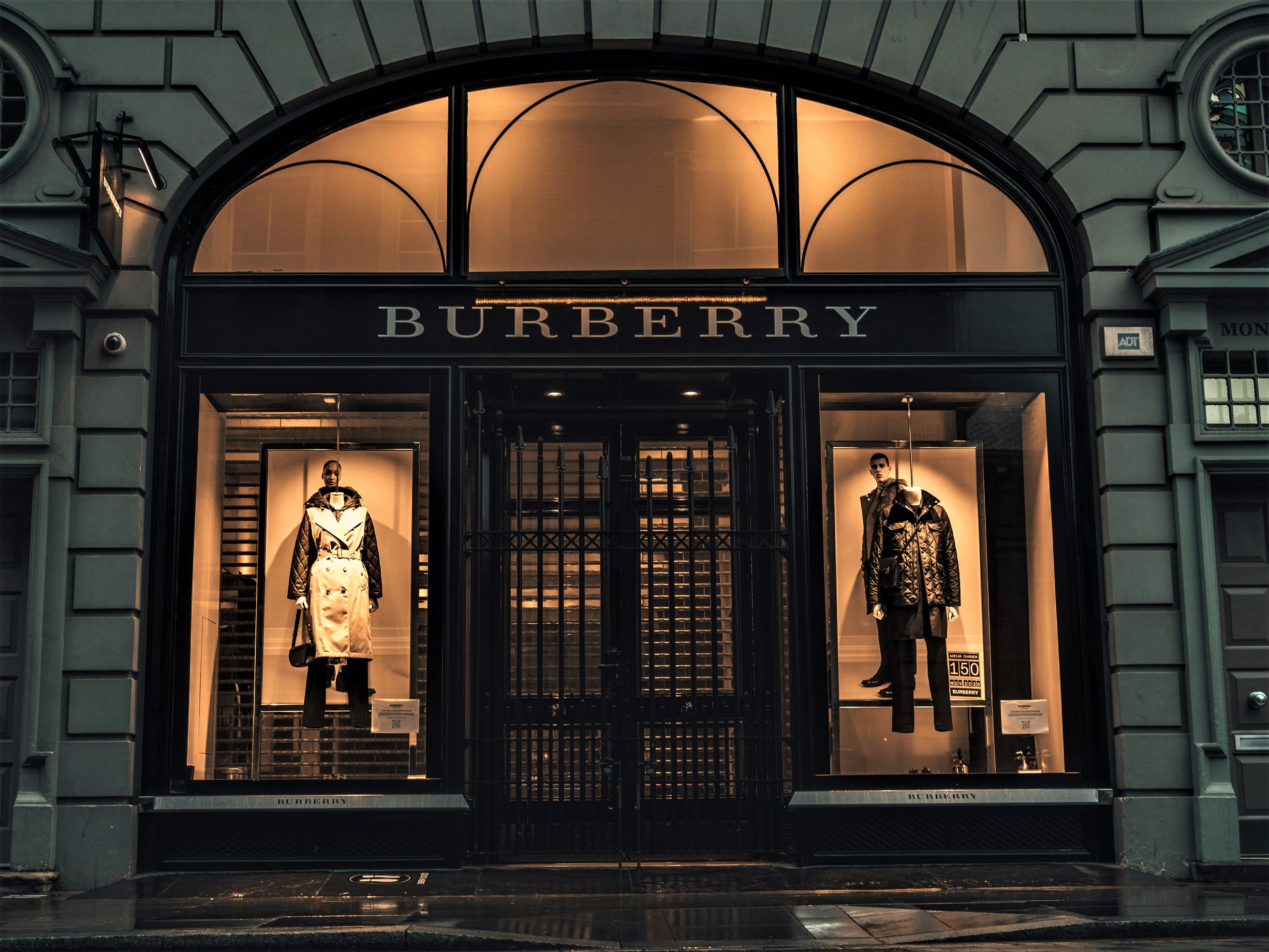 Loja da Burberry em Londres. (Foto: Joshua Lawrence/ Unsplash)