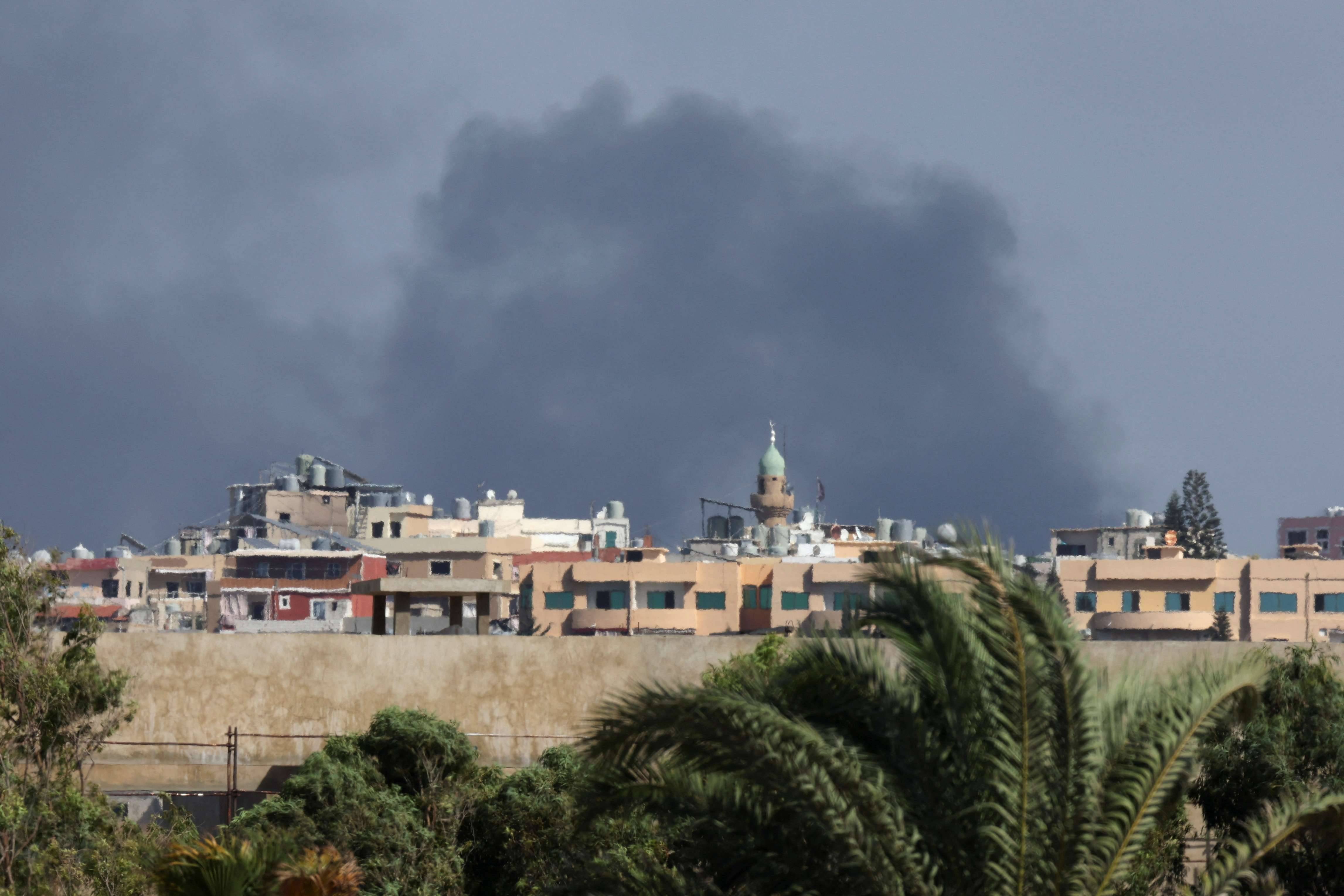 Fumaça é vista em Tiro, no sul do Líbano, em meio às hostilidades entre o Hezbollah e Israel 1/10/2024 (Foto: Aziz Taher/Reuters)
