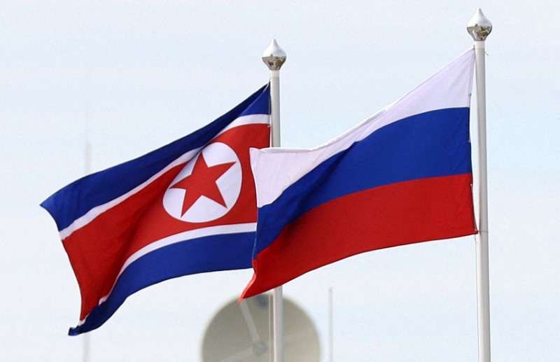 Bandeiras russa e norte-coreana hasteadas no extremo leste da região de Amur, Rússia  (Foto: Sputnik/Artem Geodakyan/Pool via Reuters)