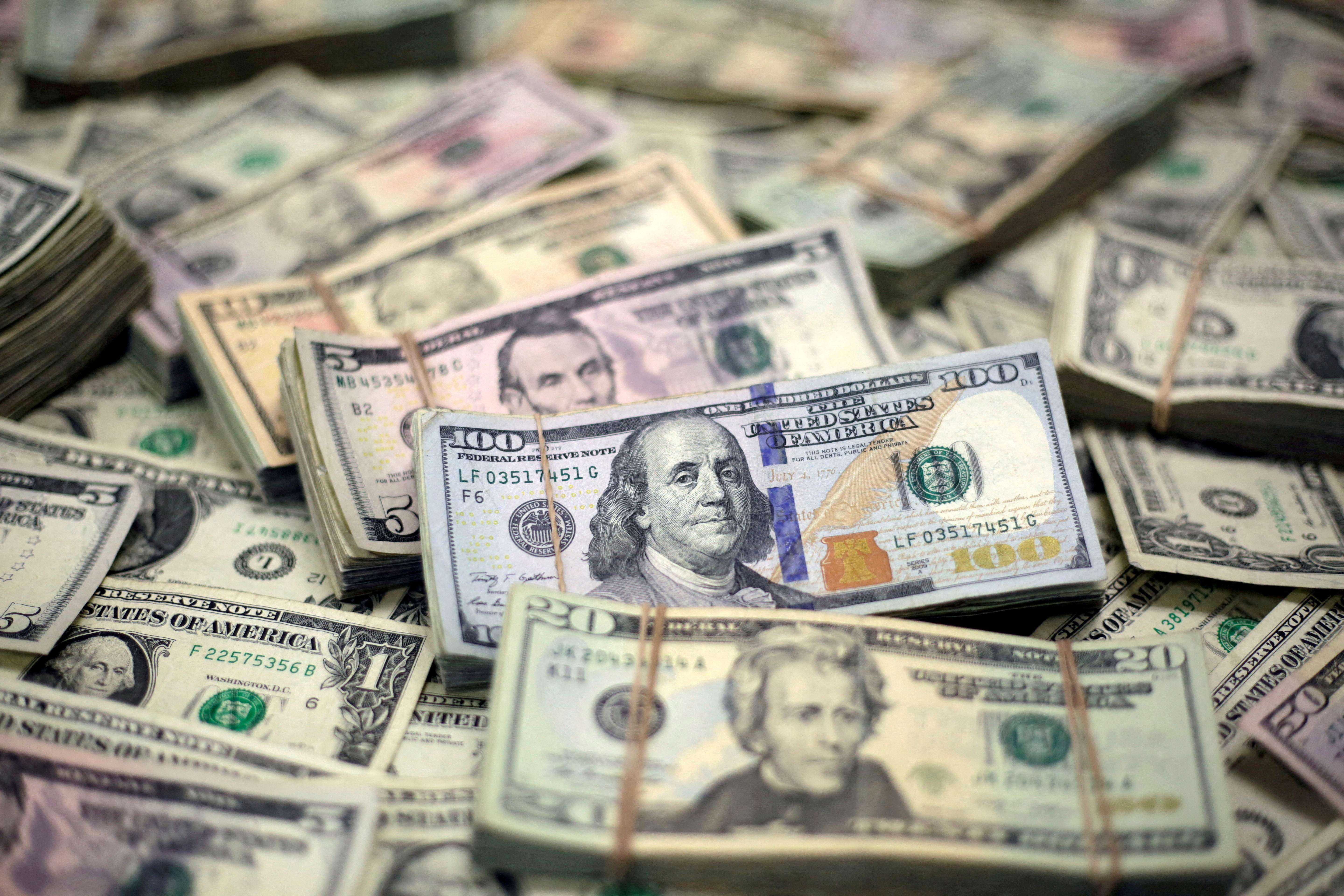 Dólar fecha com queda, a R$ 5,80, com tensões comerciais por tarifa e fluxo de venda