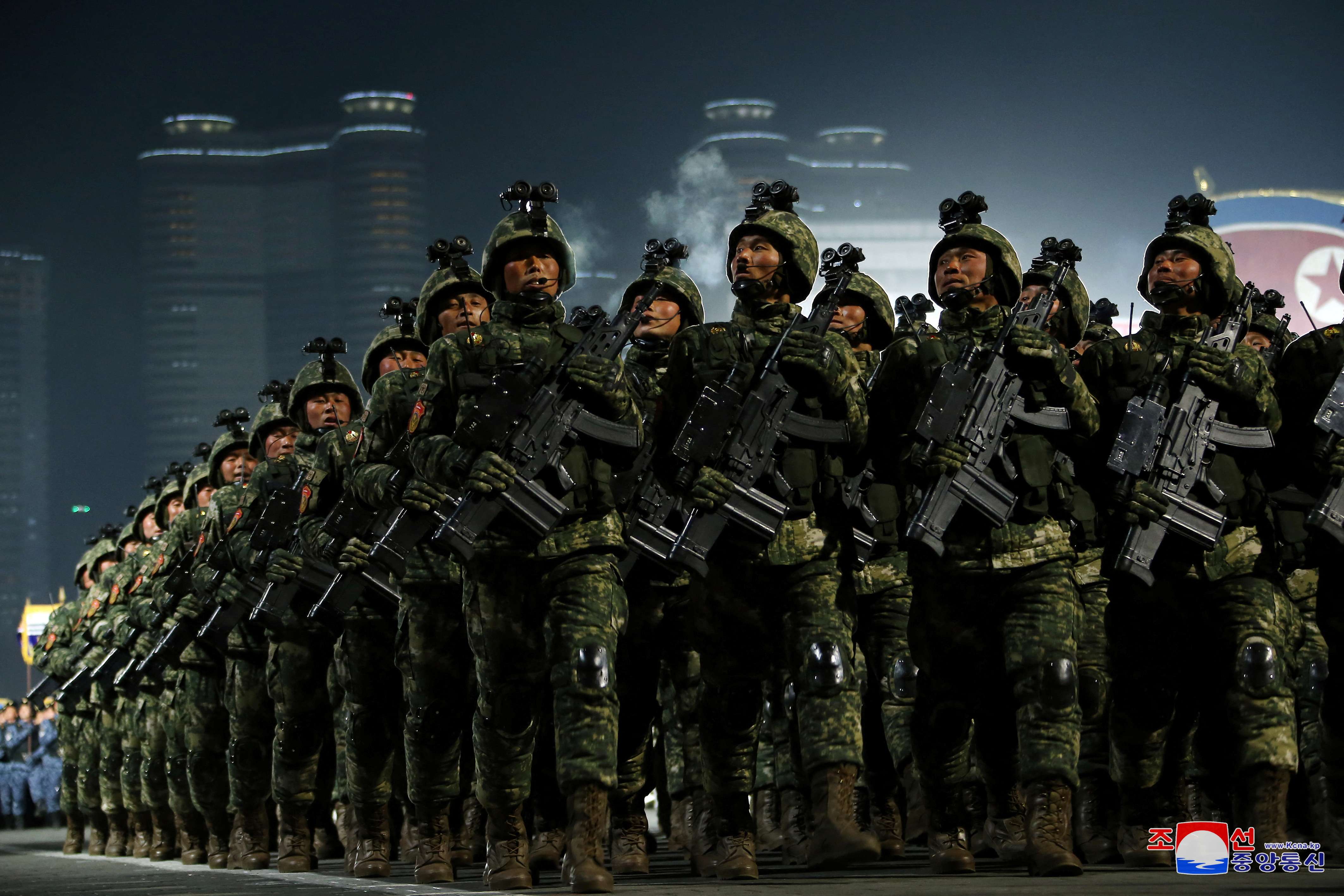 Militares norte-coreanos durante evento em Pyongyang (Foto: KCNA via Reuters)