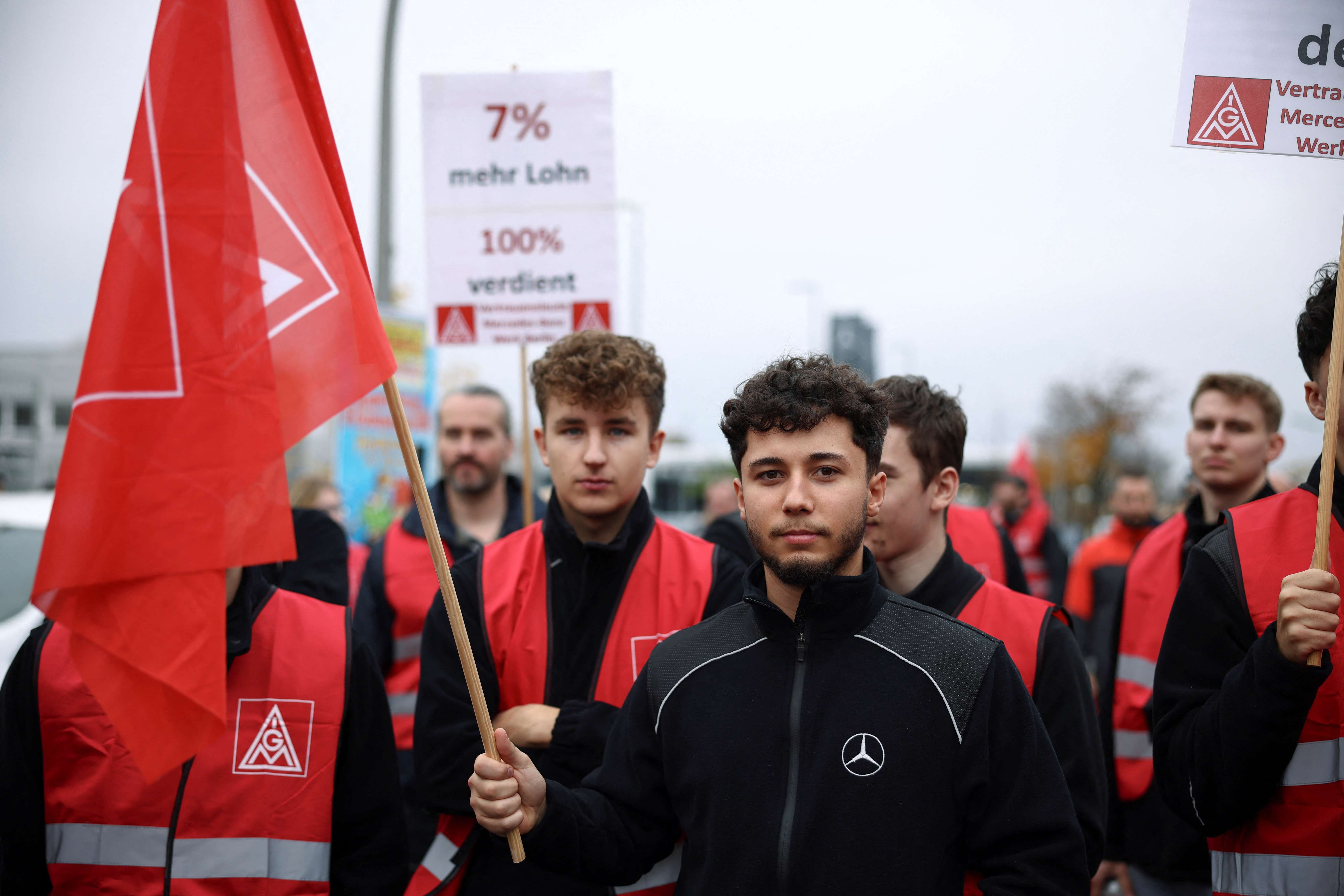 Protesto de trabalhadores da Mercedes por salários mais altos em Berlim - 29/10/2024 (Foto: Liesa Johannssen/Reuters)