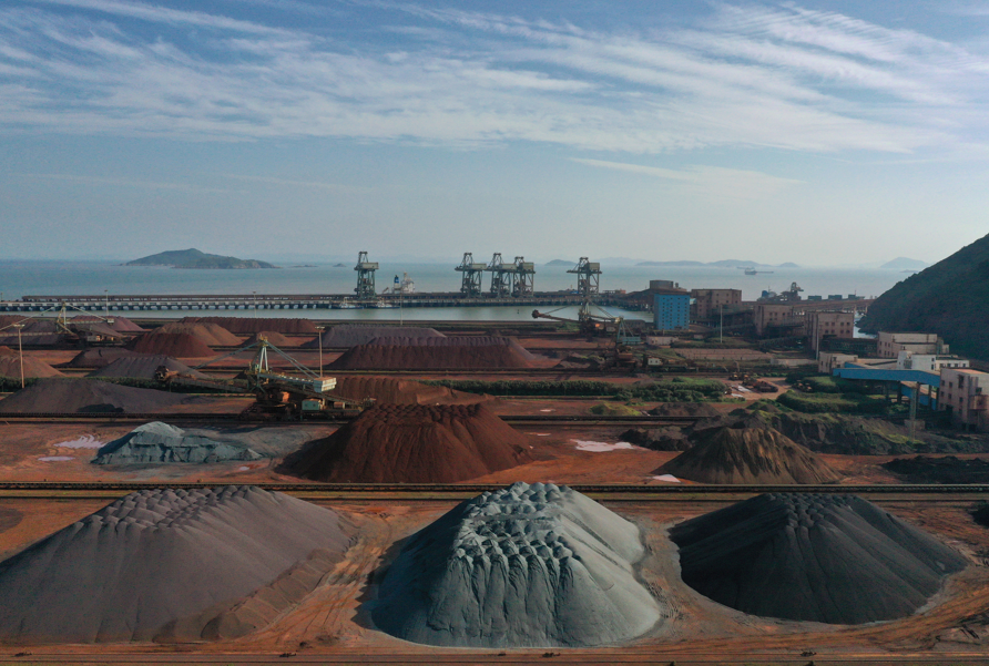Pilhas de minério de ferro em porto na China