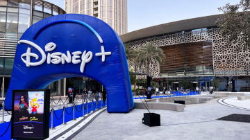 Logo inflável da Disney+ em Dubai