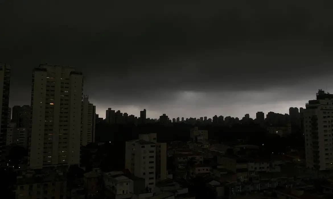 Inmet emite alerta vermelho para tempestade no Sul do País