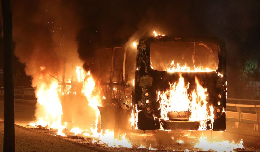 Ônibus em chamas no Rio de Janeiro (RJ) (Foto: Vladimir Platonow/Agência Brasil)