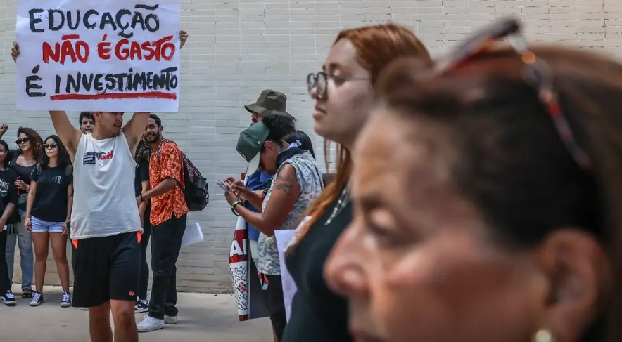 Servidores públicos reivindicam melhores salários e investimentos (Foto: José Cruz/Agência Brasil)